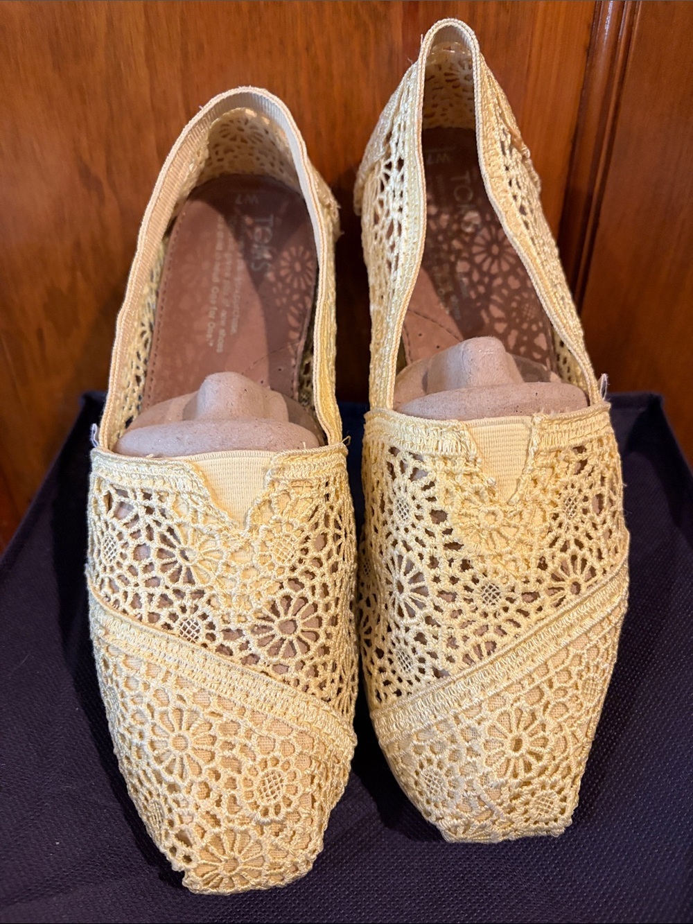 Toms Crochet Slip-On Flats in Pale Yellow, GUC -Sz 7